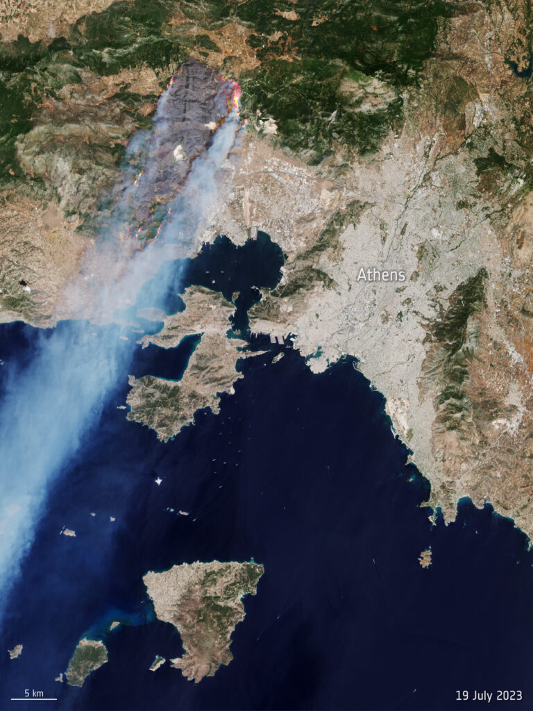 Eine Satellitenaufnahme eines Waldbrandes nahe Athen.