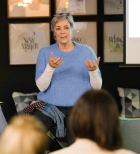 Die dänische Psychologin, Sexologie und Autorin Ann-Marlene Henning spricht auf der Trendvernissage 2024 von Adel & Link.