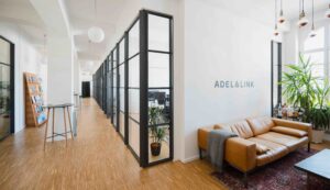 Neues Büro: Ansicht des Eingangsbereichs der Agentur Adel & Link