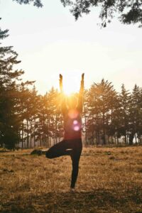 Person macht Yoga-Übungen in der Natur