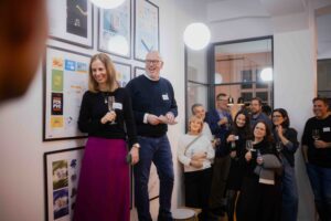 Natalie Link, links auf dem Foto, und Matthias Adel, rechts auf dem Foto, halten die Eröffnungsrede zur Trendvernissage in den Agenturräumen vor Pulikum.